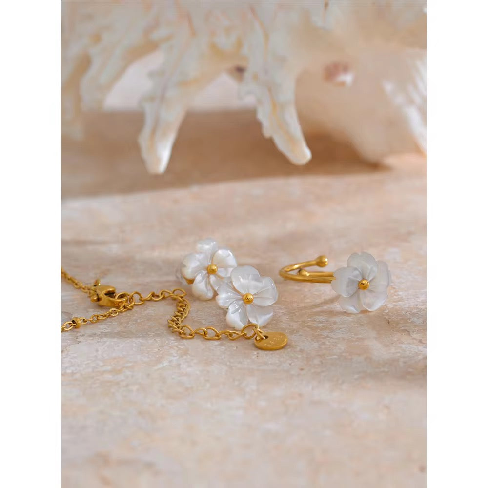 Shell Bloom Necklace