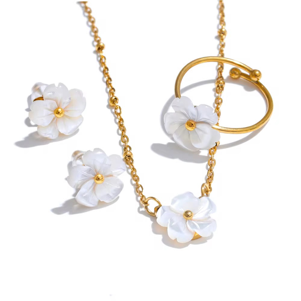 Shell Bloom Necklace
